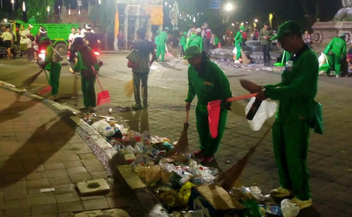 DLHK Denpasar Terjunkan 1.200 Petugas Bersihkan Sampah Usai Pengarakan Ogoh-ogoh, Volume Meningkat Hingga 100 Ton