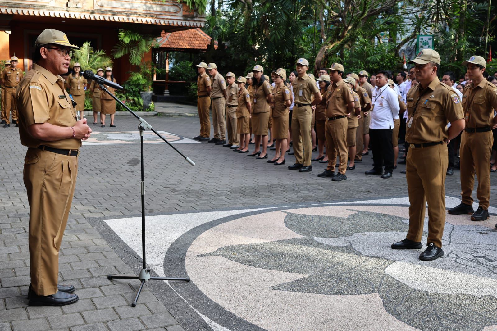 Sekda Alit Wiradana Pimpin Apel Disiplin Pegawai, Ingatkan ASN Hindari Tindakan Melanggar Hukum