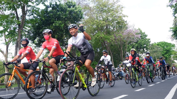 Ratusan Masyarakat Denpasar Galang Dana Melalui Gowes Virtual