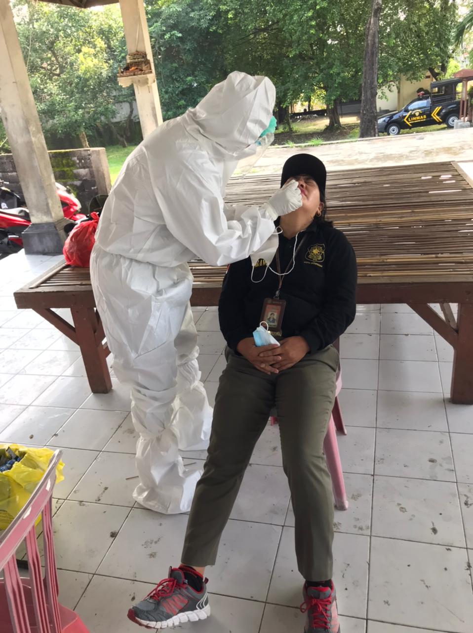 Tekan Penularan Covid 19  Tim Yustisi Denpasar  Rapid Test Antigen 6 Orang Pelanggar Prokes 