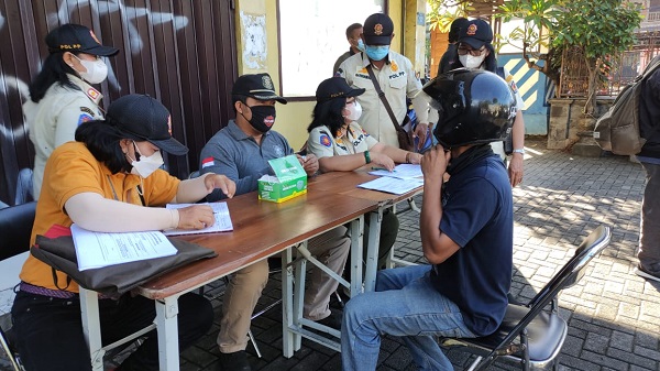 Tim Gabungan Gelar Operasi Yustisi Penegakan Prokes di Kawasan Desa Pemecutan Kelod 10 Orang di Ganjar Denda, 1 Orang Lainya Dilakukan Pembinaan