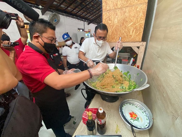 Jaya Negara Buka Dapur Umum Gotong Royong Denpasar Sehari Siapkan 1.000 Paket Nasi