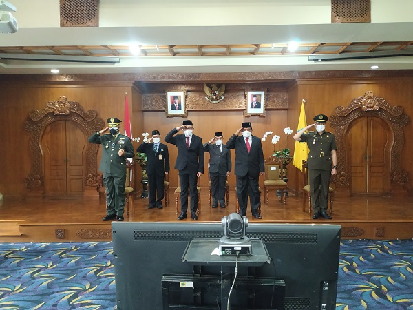 Jaya Negara Bersama Forkopimda Ikuti Upacara Bendera Hari Kesaktian Pancasila Secara Daring.