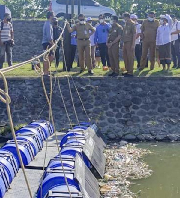 Jaya Negara Resmikan Trash Walker Sungai Watch Taman Pancing