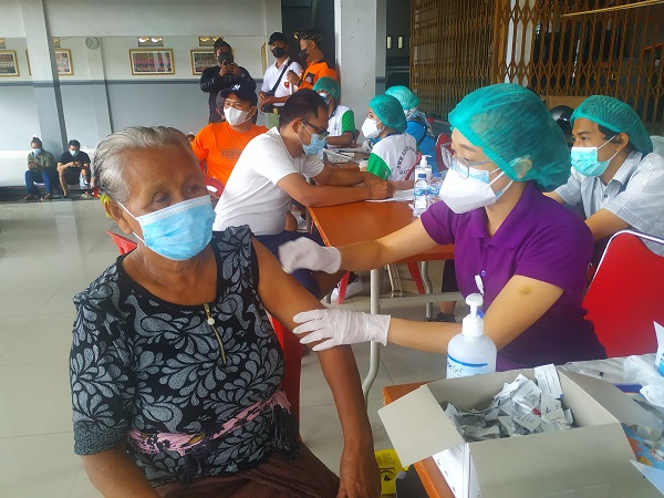 Vaksinasi Covid-19 Dosis 2 Di Desa Kesiman Petilan Sasar 1.418 orang.