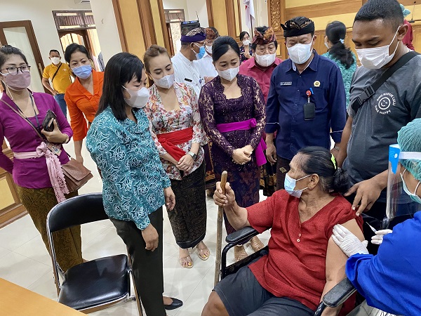 Pastikan Kelancaran Vaksinasi Pada Disabilitas Denpasar Ny. Antari Jaya Negara Tinjau Langsung Ke Lapangan 