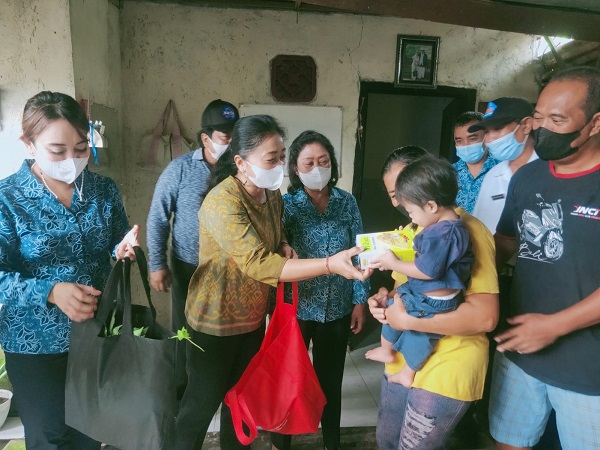 Cegah Terjadinya Stunting Ny. Sagung Antari Jaya Negara Serahkan Bantuan PMT kepada Ibu Hamil dan Balita Kurang Gizi. 