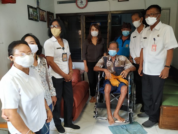 K3S Denpasar Kembali Serahkan Bantuan Kursi Roda Kepada Lansia