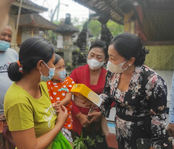 Cegah dan Mempercepat Penurunan Angka Stunting Ny. Antari Jaya Negara Kembali Serahkan Bantuan PMT