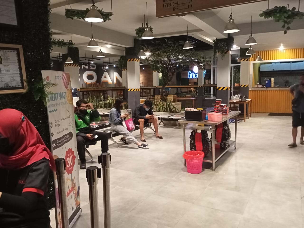 Patroli Wilayah Desa Pemecutan Kelod, Edukasi Jam Layanan Pedagang Makanan