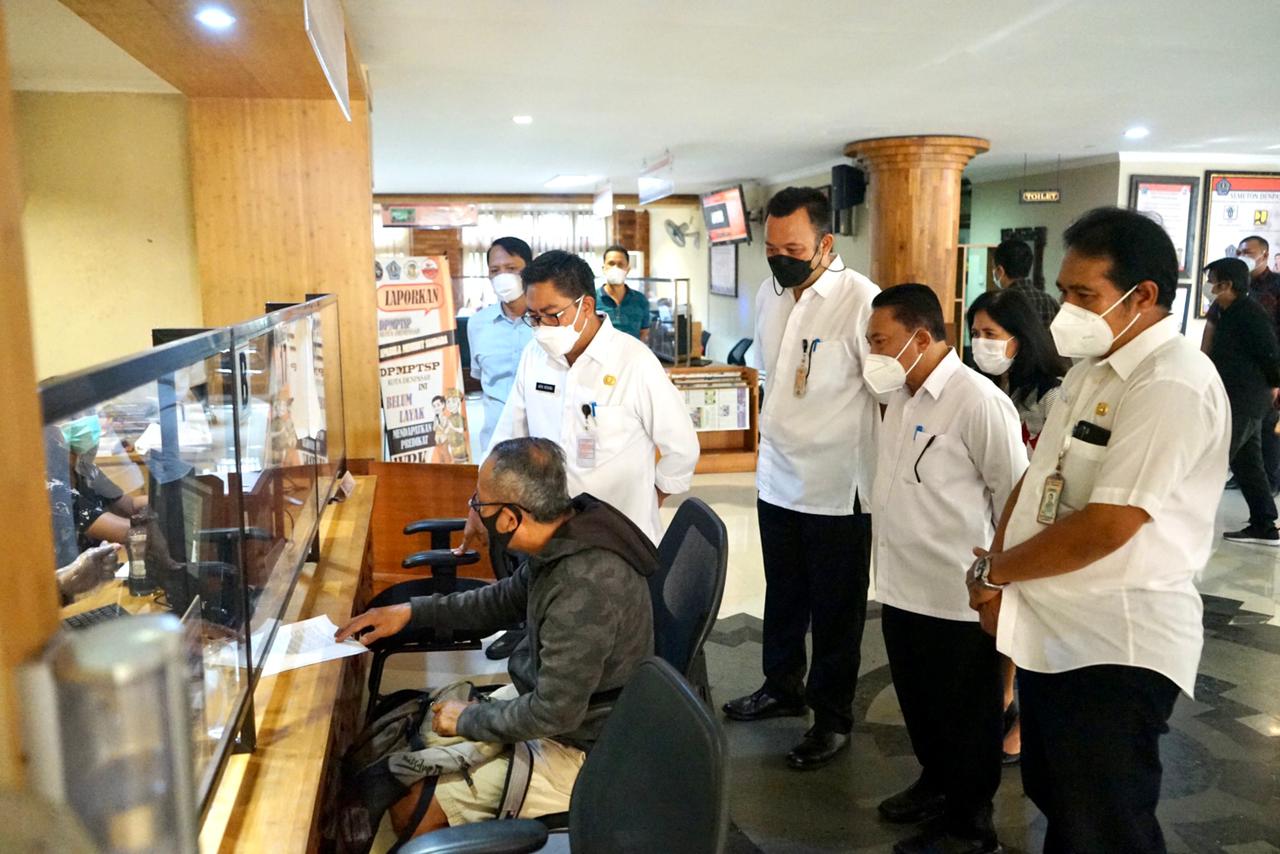 Tingkatkan Pelayanan Publik Secara Maksimal di Masa Pandemi  Wawali Arya Wibawa Tinjau Pelayanan di MPP Kota Denpasar