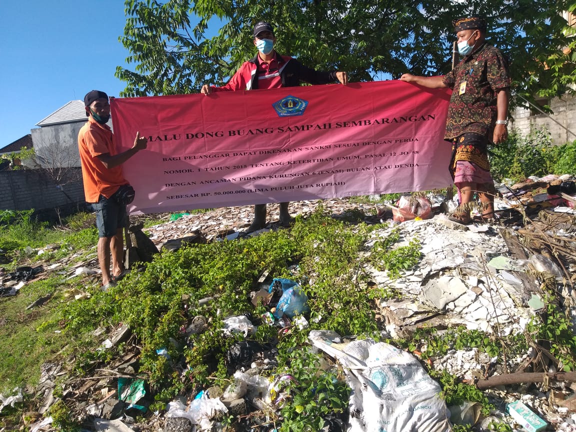 Hindari Kesan Kumuh dan Gugah Kesadaran Masyarakat, Kelurahan Panjer Pasangi Lahan Kosong Spanduk Larangan Buang Sampah 
