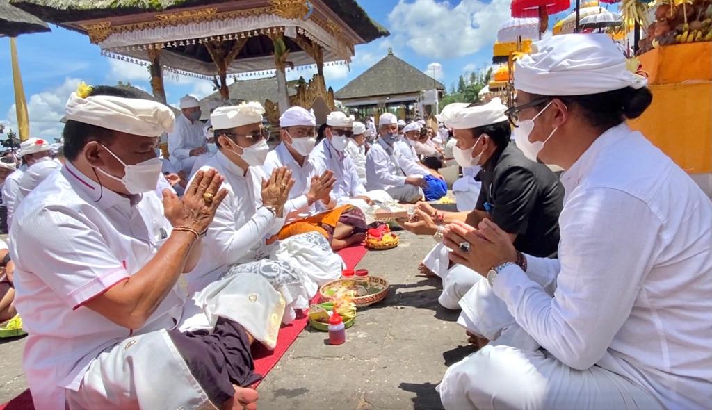 Jajaran Pemkot Denpasar Ngaturang Bhakti Penganyar di Pura Agung Besakih