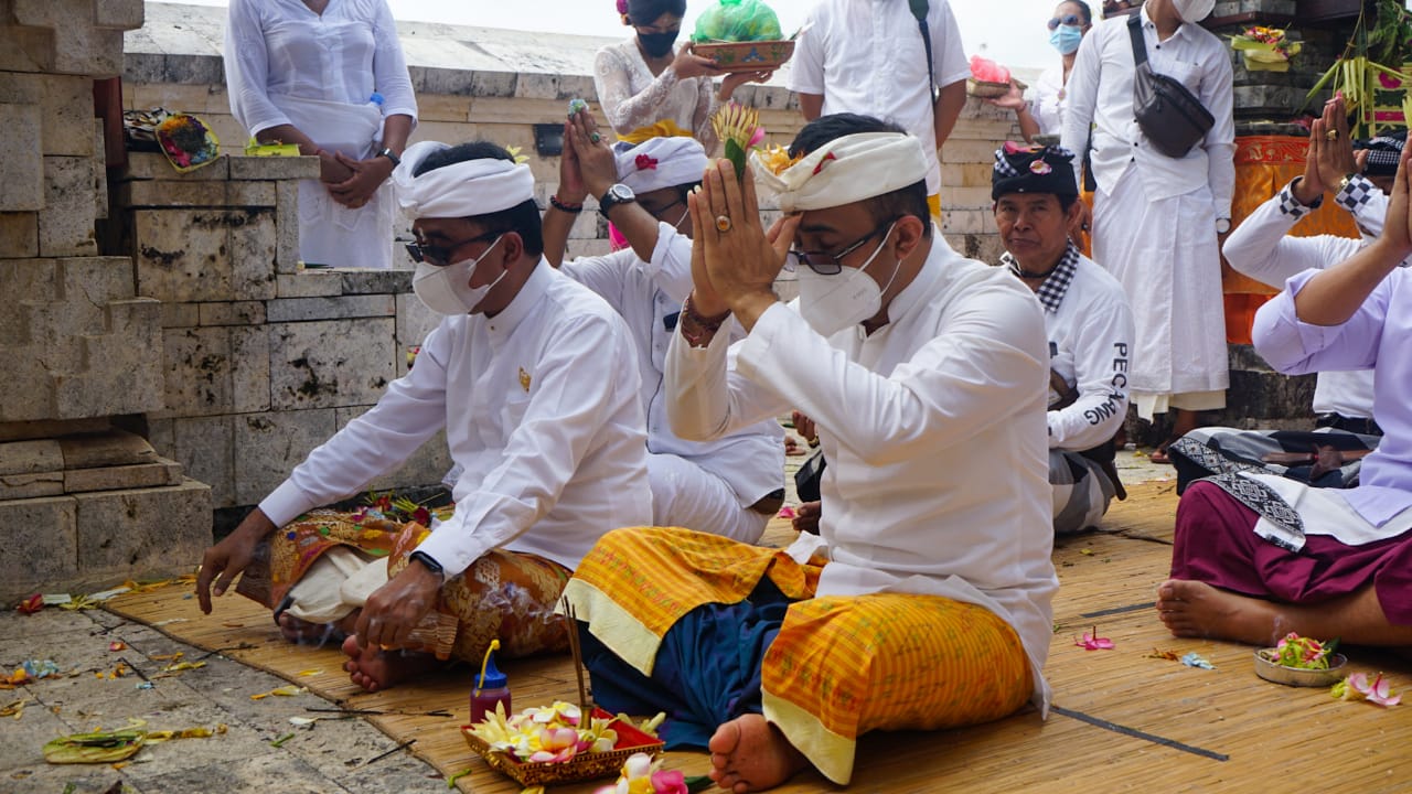 Walikota Jaya Negara 'Ngaturang Bhakti Pujawali' di Pura Luhur Uluwatu