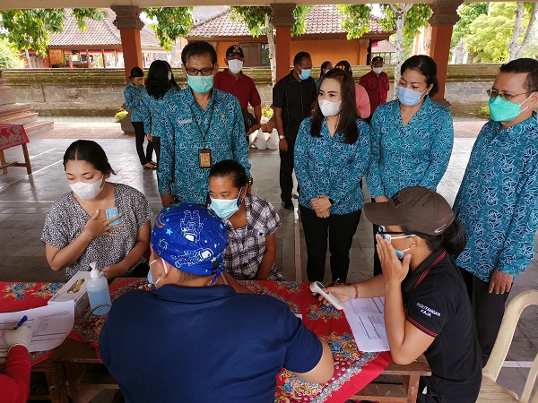 Ny. Ayu Kristi Arya Wibawa Tinjau Pelaksanaan Vaksinasi Bagi Penyandang Disabilitas di Peguyangan Kaja dan Padangsambian Kelod 