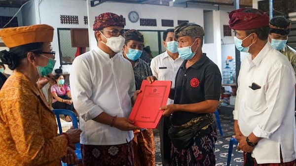 Wawali Arya Wibawa Serahkan Santunan Kematian Veteran di Binoh Kaja