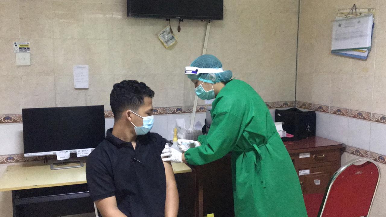 Percepat Pemberian  Vaksin Kepada Nakes, Pemkot Denpasar Gelar Vaksinasi Covid-19 Secara Massal.  Digelar 4-5 Februari, Nakes Diharapkan Datang Langsung Ke GSD Lumintang, Wantilan DPRD Bali dan Poltekes Denpasar.