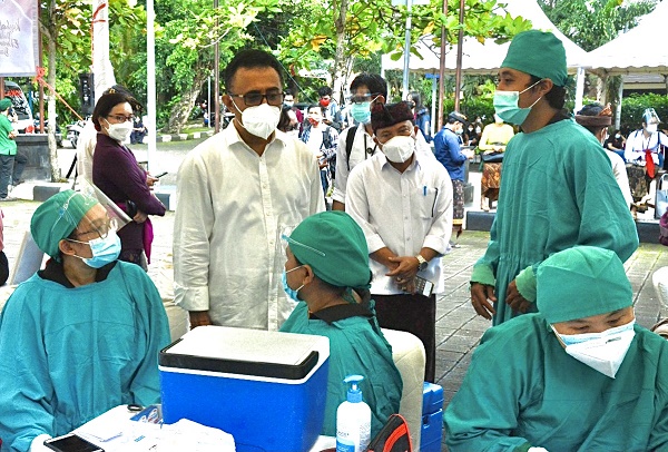 Wawali Jaya Negara Pantau Langsung Pelaksanaan Vaksin Covid-19 Secara Massal Untuk  Nakes Denpasar