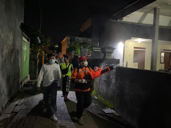 Upaya Menekan Penularan Covid- 19  Tim Yustisi Kota Denpasar Bekerjasama Dengan Polda Bali  Lakukan Penyemprotan Disinfektan