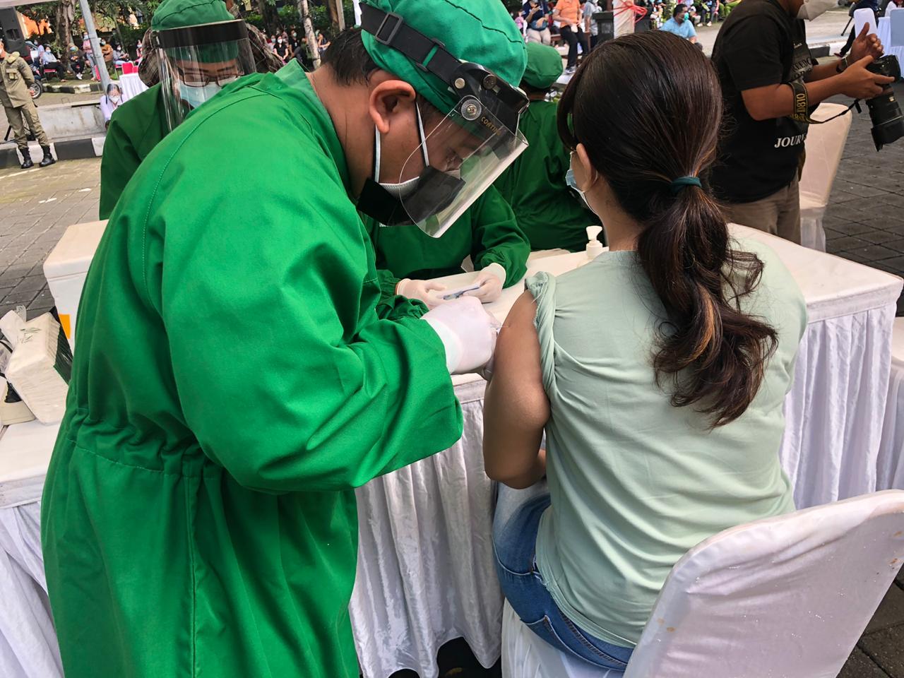 400 Orang Nakes Ikuti Vaksinasi Masal Hari Kedua di GSD