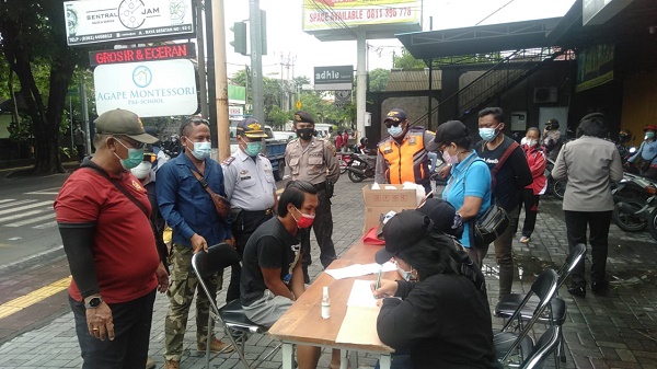 Tim Yustisi Denpasar Gelar Operasi Prokes, Dan Membagikan Nasi Bungkus Gratis.