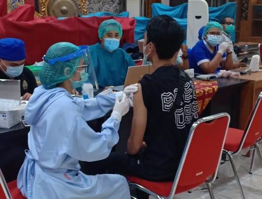Seniman Denpasar Duta PKB Ikuti Vaksinasi Covid-19