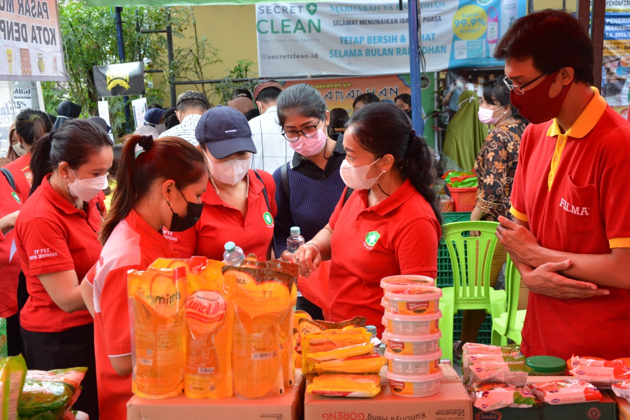 Ketua TP PKK, Ny. Sagung Antari Jaya Negara, Kunjungi Pasar Murah Di Pemogan, Berharap Dapat Meringankan  Masyarakat