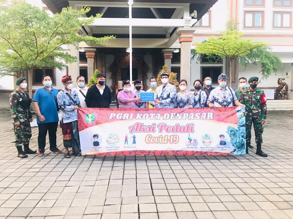 Pengurus PGRI Kecamatan Denpasar Utara Peduli Terhadap Para Pedagang Nasi Jinggo Terdampak Covid 19