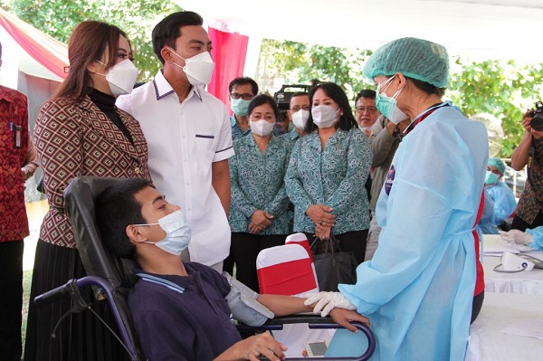 Percepat Vaksinasi Covid 19 Pada Disabilitas Ketua PKK Sagung AntarinJaya Negara Tinjau Langsung Vaksinasi Jemput Bola