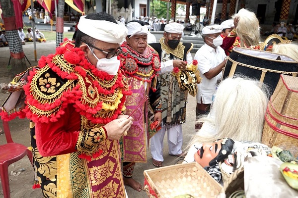 Walikota Jaya Negara Ngayah Topeng Keras Saat Upacara Yadnya Pamlepeh Jagat Di Pura Dalem Ped Nusa Penida