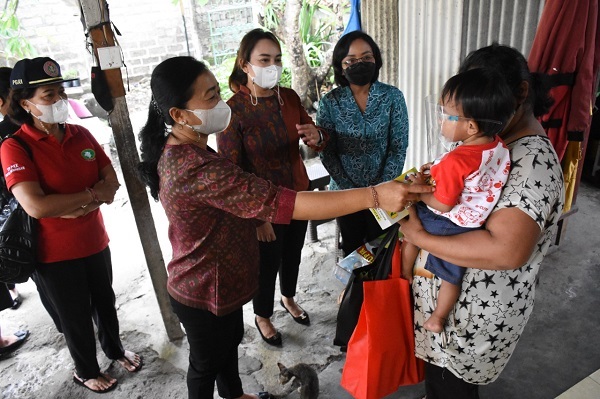 Cegah Stunting Ny. Antari Jaya Negara Kembali Serahkan Bantuan PMT