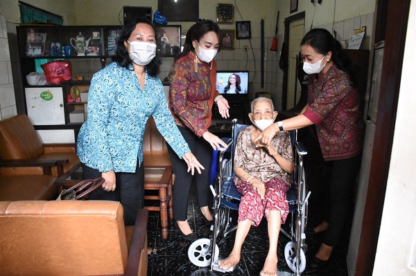 Kunjungi Lansia dan Disabilitas Ny. Antari Jaya Negara Kembali Serahkan Bantuan Kursi Roda