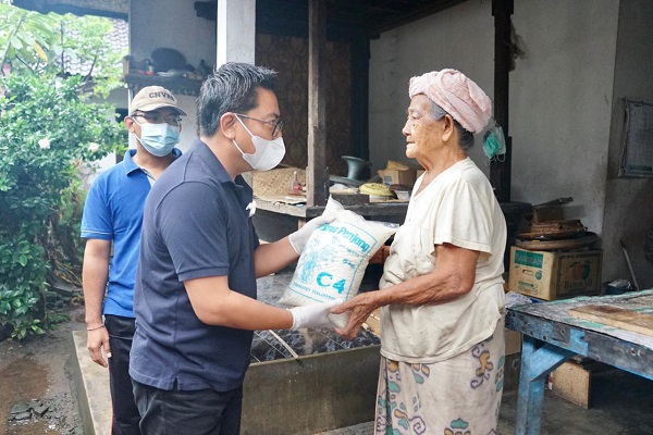 Wawali Arya Wibawa  Serahkan Sembako Kepada Penyandang Disabel dan Lansia, serta Penyemprotan Disinfektan