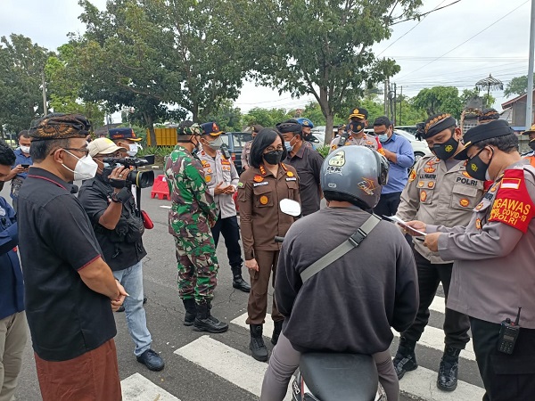 Pastikan Mobilitas Masyarakat Pedomani Aturan PPKM Darurat, Jaya Negara Bersama Forkopimda Tinjau 3 Titik Penyekatan di Denpasar