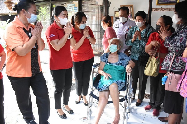 Ny. Antari Jaya Negara Kembali Serahkan Bantuan Kursi Roda dan PMT