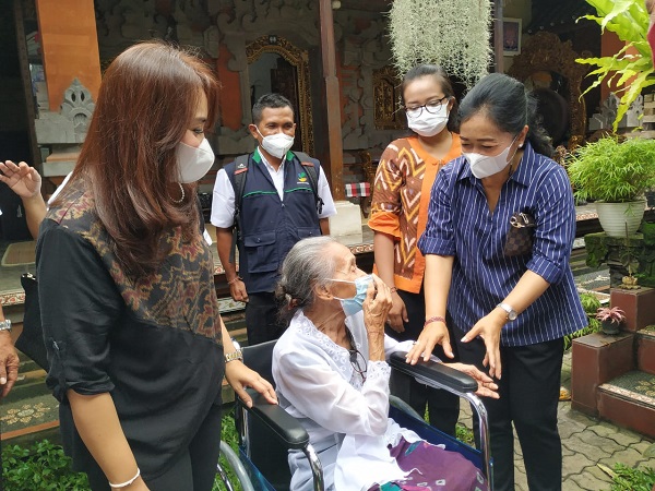 Sinergi CSR dan K3S Denpasar, Ny. Antari Jaya Negara Serahkan Kursi Roda, dan Sembako di Yayasan Tat Twam Asi