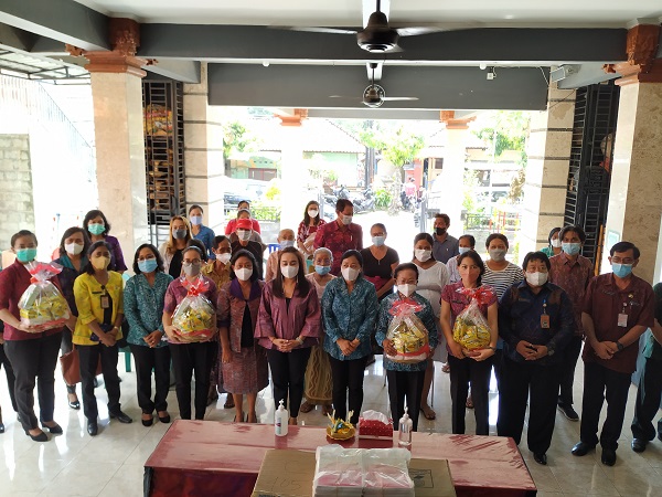 Ketua TP PKK Ny. Antari Jaya Negara Serahkan PMT di Kelurahan Kesiman