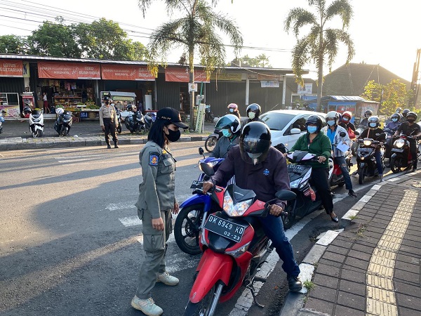 Tekan Mobilitas , Ratusan Pengendara Menuju Denpasar Diminta Putar Balik