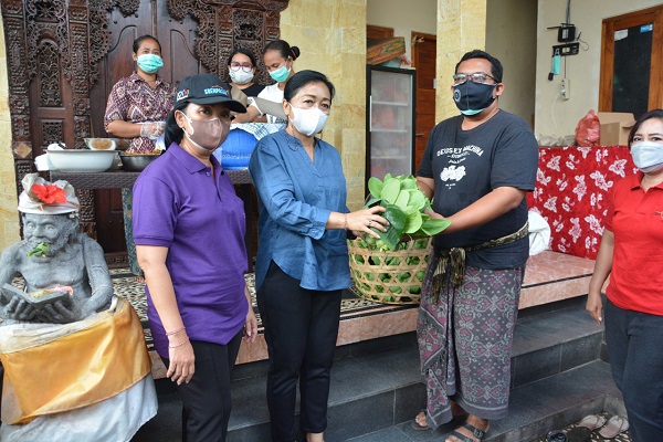 Ny. Antari Jaya Nagera Serahkan Bantuan Sayur Dukung Dapur Umum Yadnya Bantu Warga Terdampak