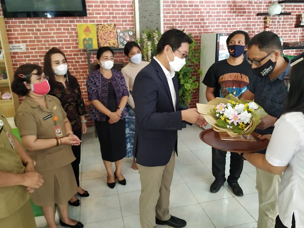 Korean Culture Centre Beri Penghargaan Dua Penyair Disabilitas Denpasar. Ketua K3S Ny. Antari Jaya Negara Ajak Terus Berkarya