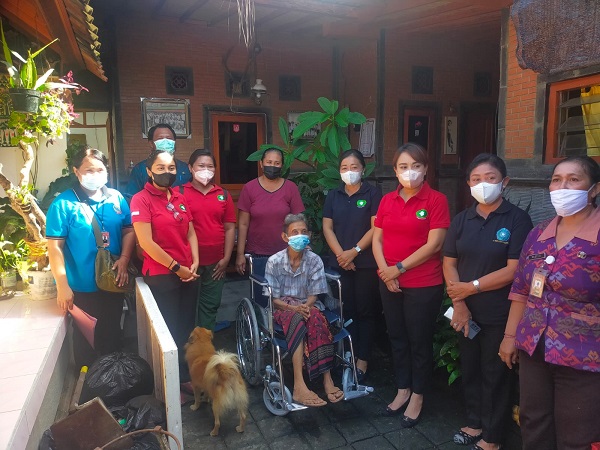 Ny. Antari Jaya Negara Kembali Serahkan Bantuan Kursi Roda dan PMT