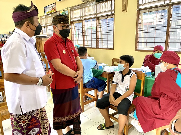 Percepat Vaksinasi Pada Remaja Wawali Arya Wibawa Tinjau Vaksinasi Di SMPN 7 Denpasar