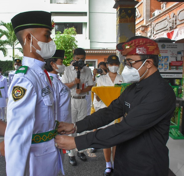 Walikota Jaya Negara Kukuhkan Paskibraka Kota Denpasar Tahun 2021 