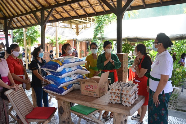 Dukung Dapur Umum Covid-19 Ketua WHDI Ny. Antari Jaya Negara Serahkan Bantuan Sembako