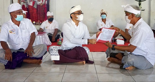 Walikota Jaya Negara Saksikan Pengukuhan Bendesa Adat Penatih