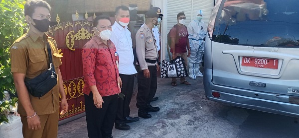 Pj. Sekda Made Toya Pantau Langsung Penjemputan Pasien Menuju Isoter di Kota Denpasar