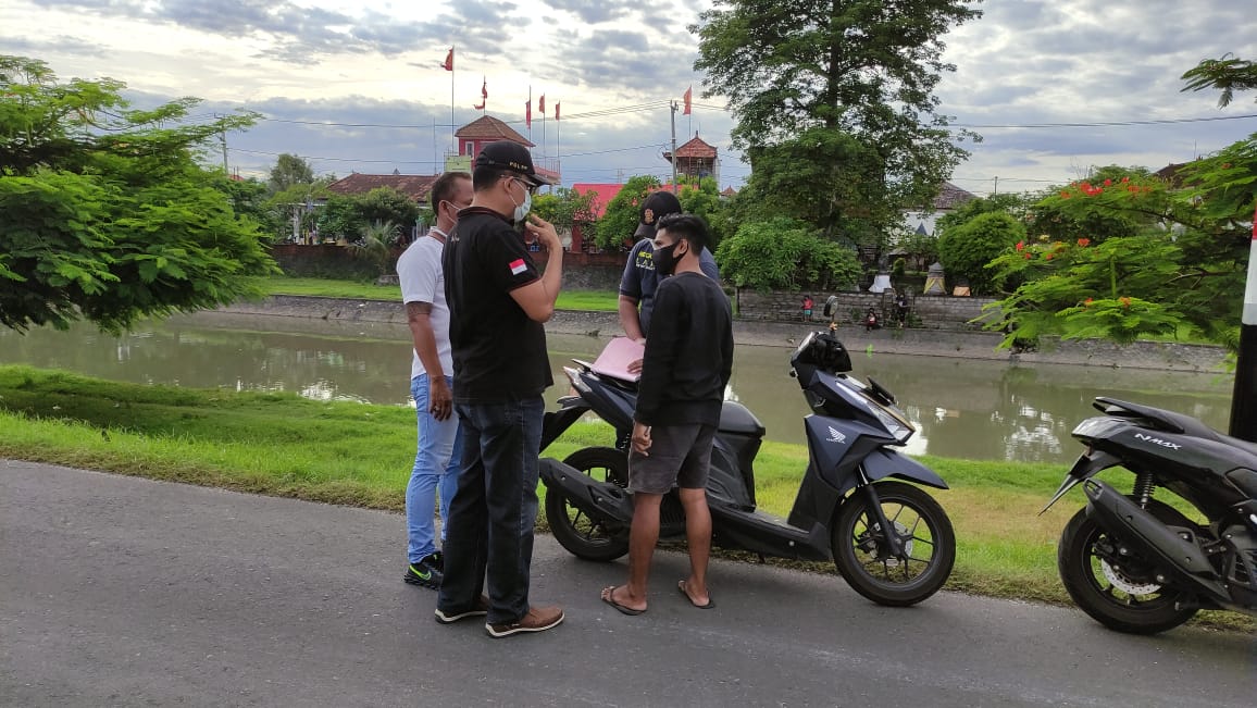 Operasi Prokes Di Desa Pemogan Terjaring 8 Pelanggar