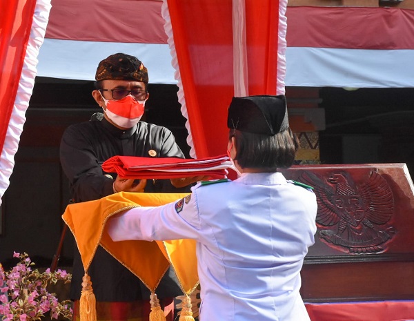Jaya Negara Pimpin Apel Penurunan Bendera Peringatan Hut RI ke-76 di Kota Denpasar 