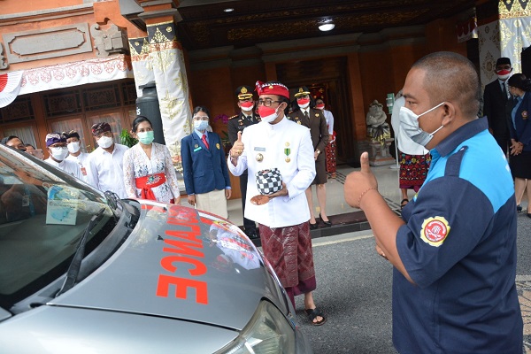 Jaya Negara Resmikan Ambulan Karang Taruna Denpasar dan JFC