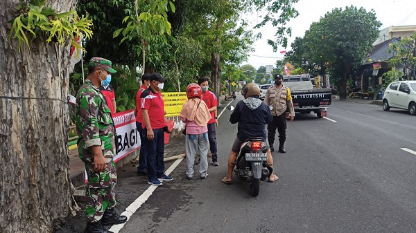 Peringati Hut RI ke 76 LPM Kelurahan Sesetan Bagi Sembako
